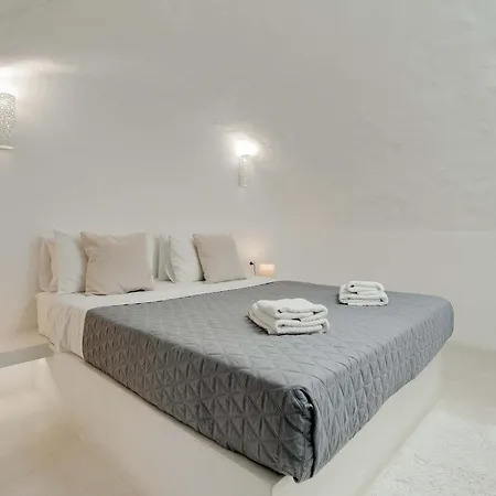 Authentic White 2bd Flat In Emporio Santorini