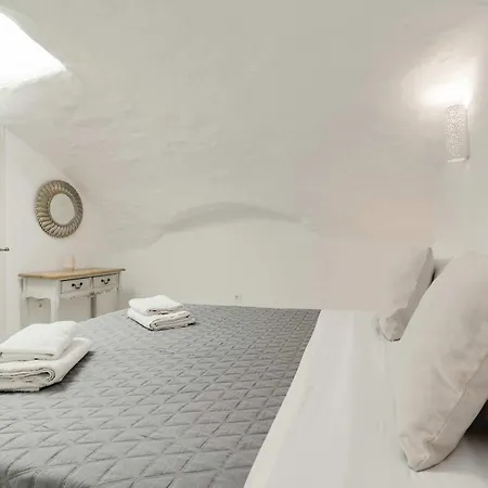Authentic White 2bd Flat In Emporio Santorini