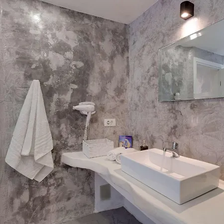 Authentic White 2bd Flat In Emporio Santorini דירה *