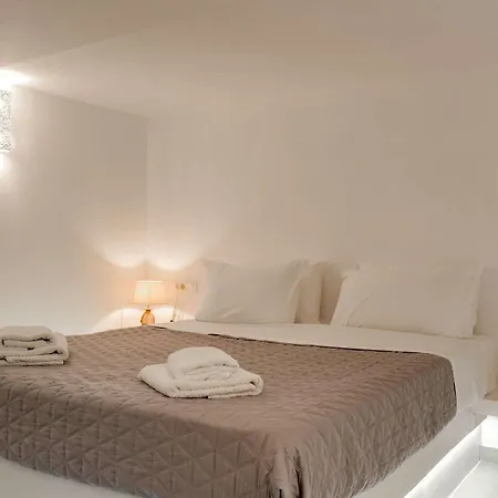 Authentic White 2bd Flat In Emporio Santorini דירה