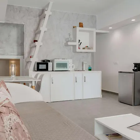 Authentic White 2bd Flat In Emporio Santorini דירה